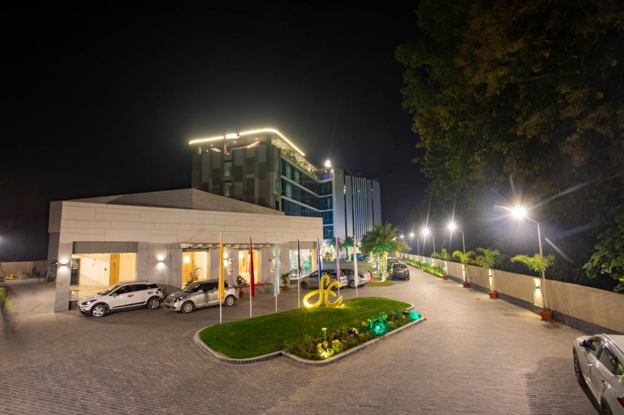 Hotel Siraichuli Chitwan Εξωτερικό φωτογραφία